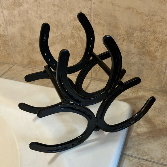 Handmade horseshoe wine bottle holder - Picture 4 of 9